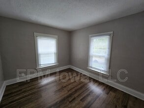408 1/2 Locust St in Waterloo, IA - Building Photo - Building Photo