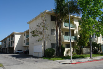 Woodland Hills Plaza and Terrace in Woodland Hills, CA - Building Photo - Building Photo