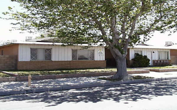 44044 Division St in Lancaster, CA - Foto de edificio