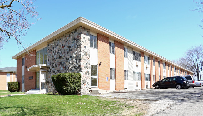 Twin Manor in Racine, WI - Building Photo - Building Photo