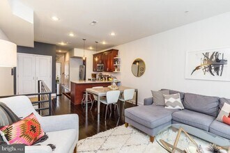 2115 Carpenter St, Unit 2 in Philadelphia, PA - Building Photo - Building Photo