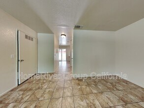 9127 Newhall Dr in Sacramento, CA - Foto de edificio - Building Photo