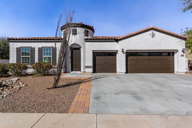 property at 4102 E Cres Way