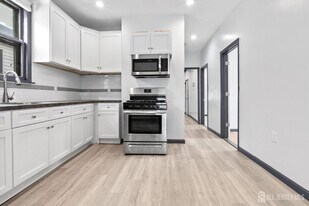 211 N 13th St in Newark, NJ - Building Photo
