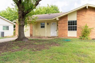 2622 Foxcroft Ln in Garland, TX - Building Photo