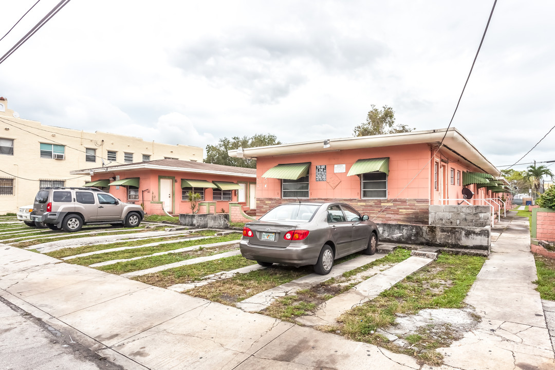 Vista Alegre Apartments I in Miami, FL - Building Photo