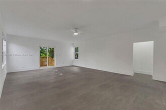 13415 NW 22nd Ave in Miami, FL - Foto de edificio - Building Photo