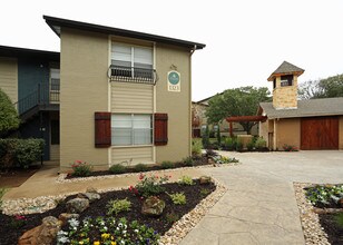 Toscana Apartments in Bedford, TX - Foto de edificio - Building Photo