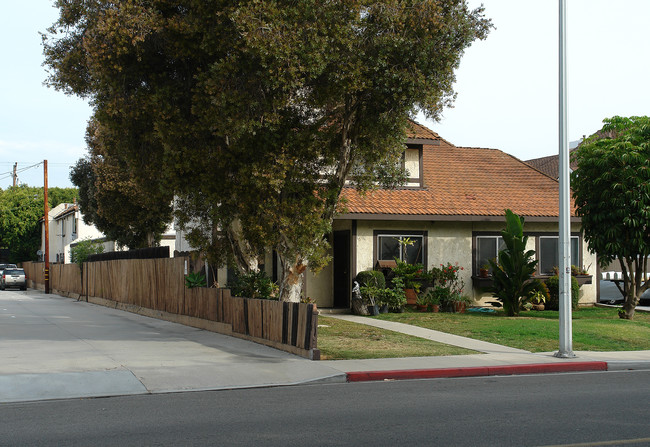 2567 Elden Ave in Costa Mesa, CA - Foto de edificio - Building Photo