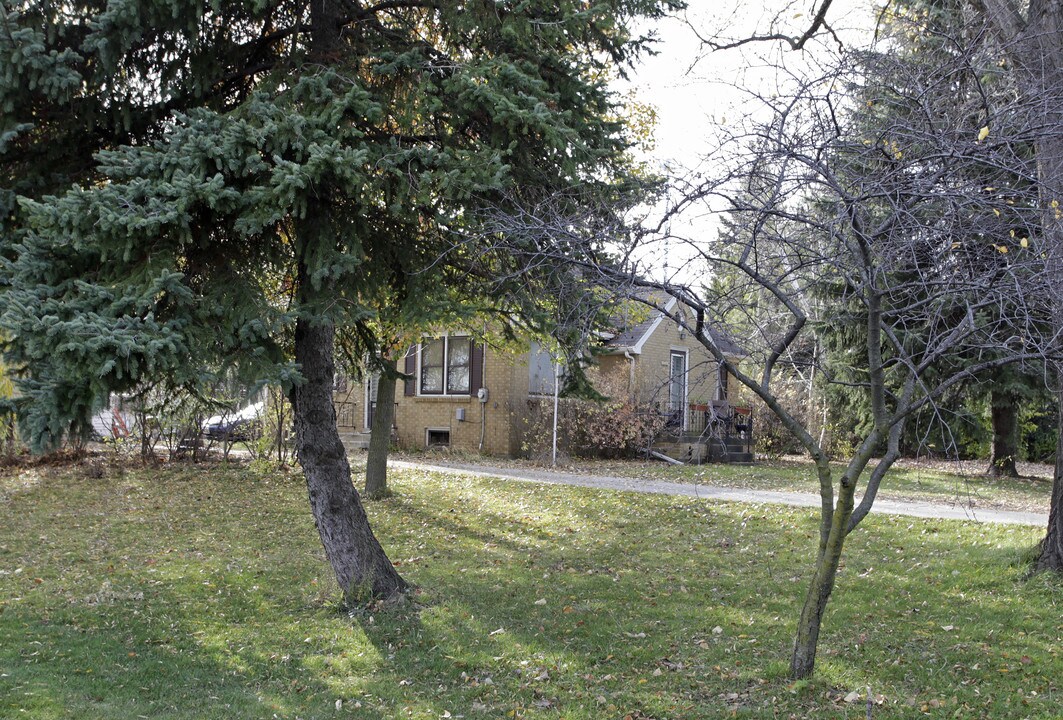 15301 W Coffee Rd in New Berlin, WI - Foto de edificio