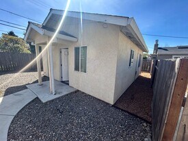 1592 Oxford Way in Stockton, CA - Building Photo