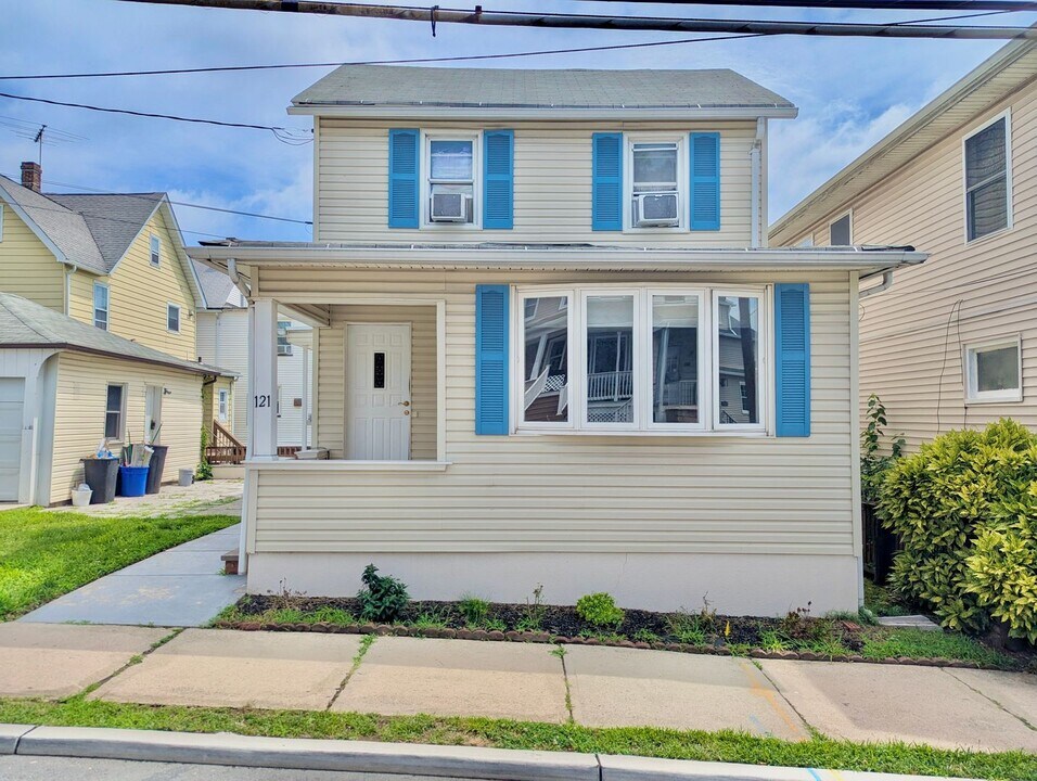 121 S Feltus St in South Amboy, NJ - Building Photo