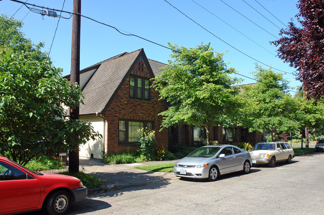 2904-2914 SE Washington St in Portland, OR - Building Photo - Building Photo