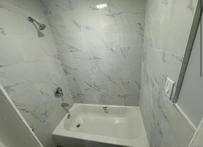 85 Caroline St, Unit 1R in Bridgeport, CT - Building Photo - Building Photo