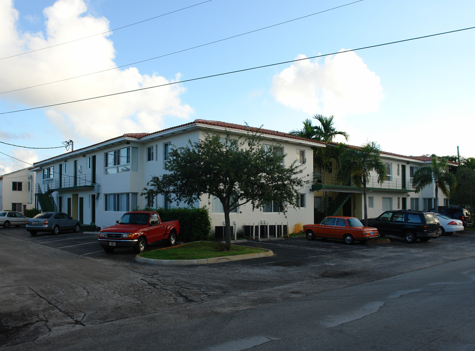 Victoria Breezes in Fort Lauderdale, FL - Building Photo