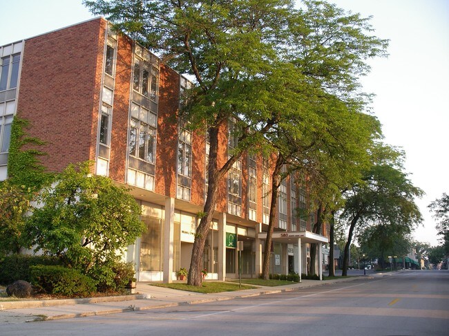 Bank Lane Apartments in Lake Forest, IL - Building Photo - Building Photo