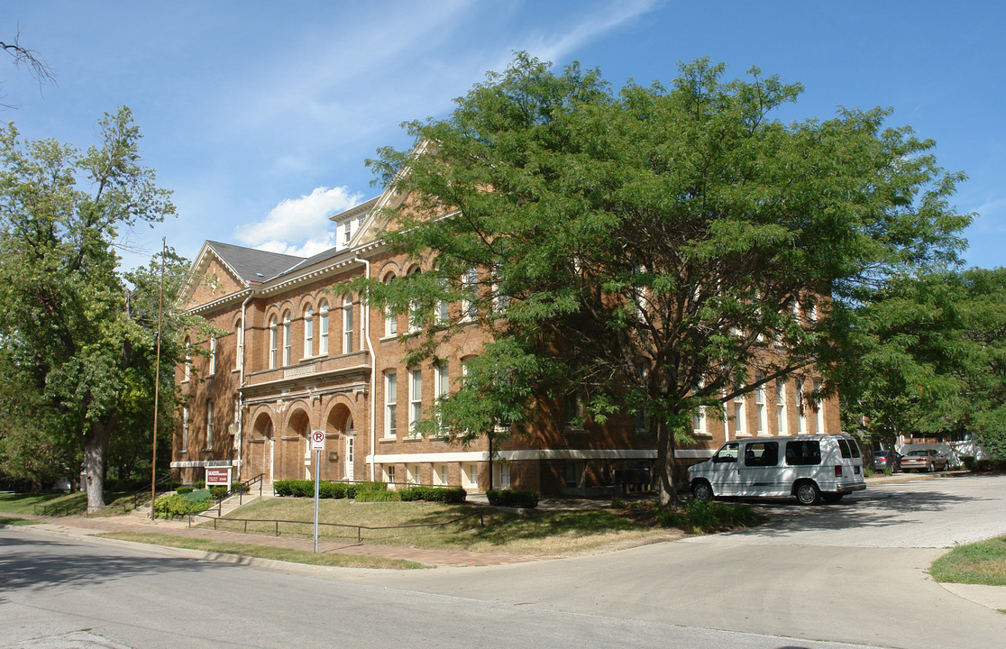 Saunders School in Omaha, NE - Building Photo