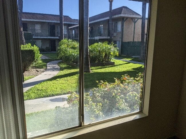 144 W 42nd St in San Bernardino, CA - Foto de edificio - Building Photo