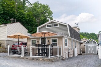 103 4th St in Saratoga Springs, NY - Building Photo - Building Photo