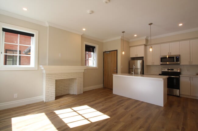 100 Charlton Ave W