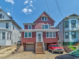 33 E 42nd St in Bayonne, NJ - Building Photo