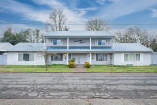 153 E Ash St in Lebanon, OR - Building Photo