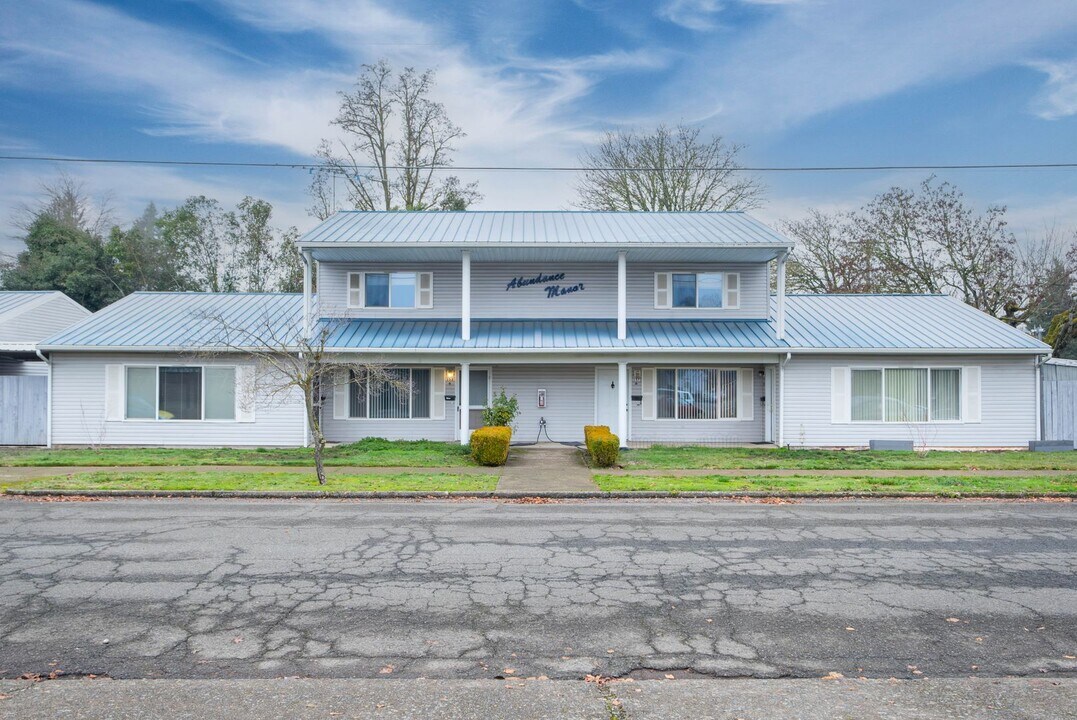 153 E Ash St in Lebanon, OR - Building Photo