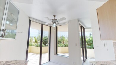 20191 E Country Club Dr in Aventura, FL - Building Photo - Building Photo