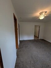725 Chartiers St, Unit 3 in Bridgeville, PA - Foto de edificio - Building Photo
