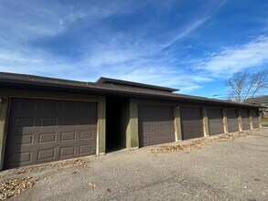 800 W Benton St in Tomah, WI - Foto de edificio - Building Photo