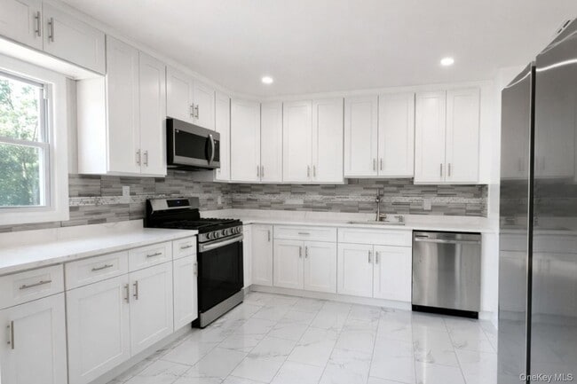 418 Garden St in West Islip, NY - Building Photo - Building Photo