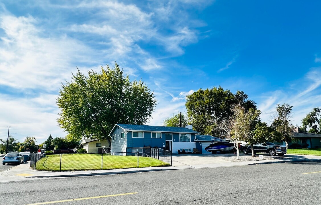 219 Thayer Dr in Richland, WA - Foto de edificio