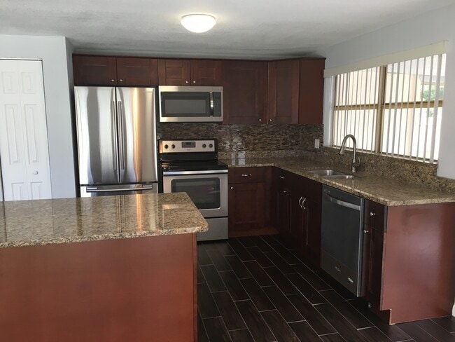 7104 Hazelwood Ct in Tampa, FL - Foto de edificio - Building Photo