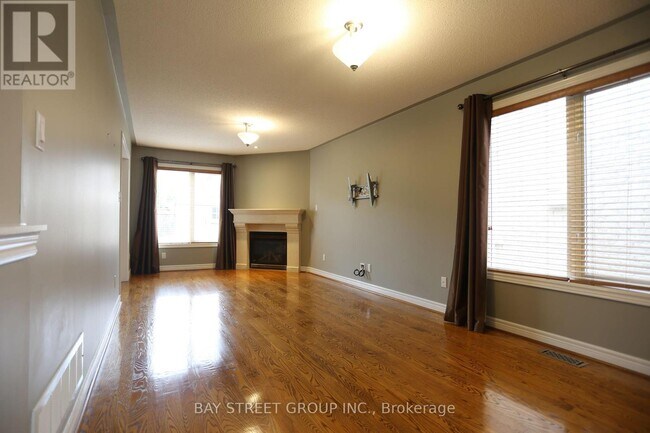 343 Vellore Ave in Vaughan, ON - Building Photo - Building Photo