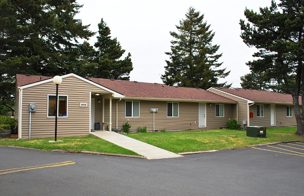 The Pines Apartments in Florence, OR - Foto de edificio