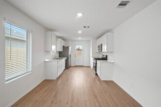 1440 Las Cuevas Dr in Conroe, TX - Building Photo - Building Photo