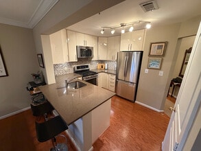 5565 Seminary Rd, Unit 104 in Falls Church, VA - Foto de edificio - Building Photo