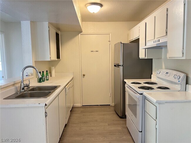 231 Mission Newport Ln in Las Vegas, NV - Building Photo - Building Photo