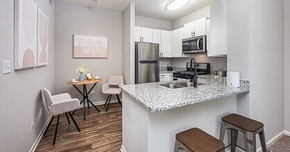 Woodlake Apartments in Gurnee, IL - Foto de edificio - Building Photo