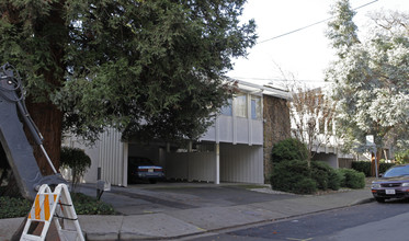 215 Lafayette Cir in Lafayette, CA - Foto de edificio - Building Photo