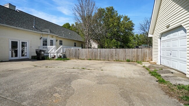 property at 2902 Meadowhill Dr