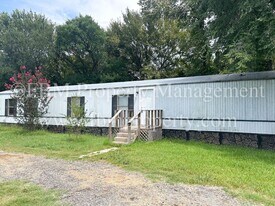 332 Stacks Rd in Ennis, TX - Building Photo