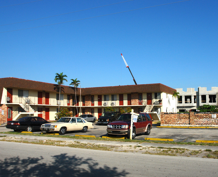 2131 Jackson St in Hollywood, FL - Building Photo