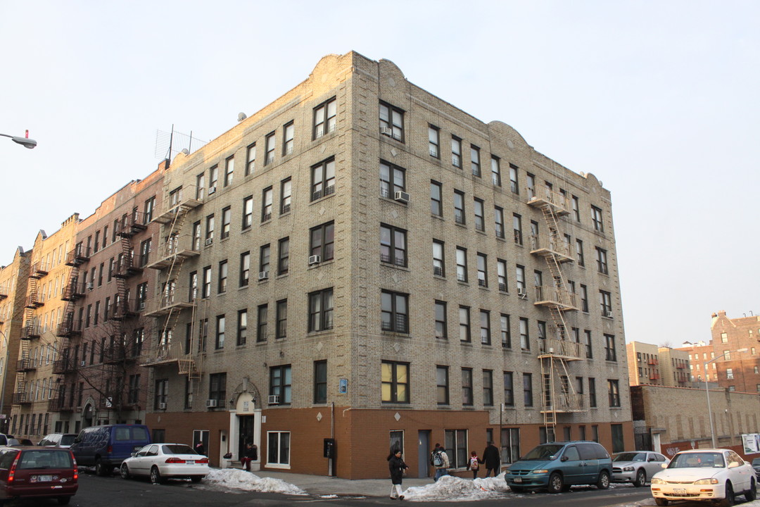 2205 Walton Ave in Bronx, NY - Building Photo