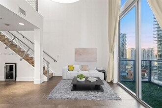 1050 Brickell Ave in Miami, FL - Building Photo - Building Photo