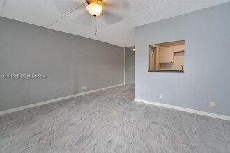 2200 Springdale Blvd in Palm Springs, FL - Foto de edificio - Building Photo