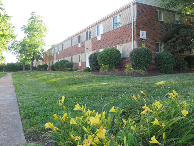 Hazelwood Meadows Apartments in Hazelwood, MO - Foto de edificio - Building Photo