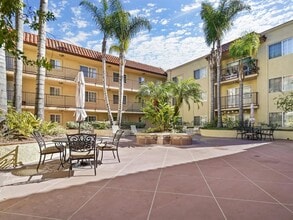 360 Hollywood Way in Burbank, CA - Foto de edificio - Building Photo