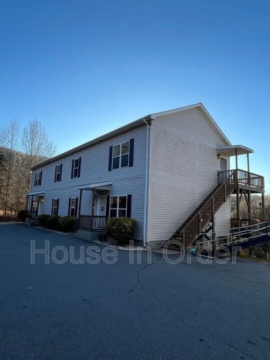 52 Smith Rd, Unit B in Leicester, NC - Foto de edificio