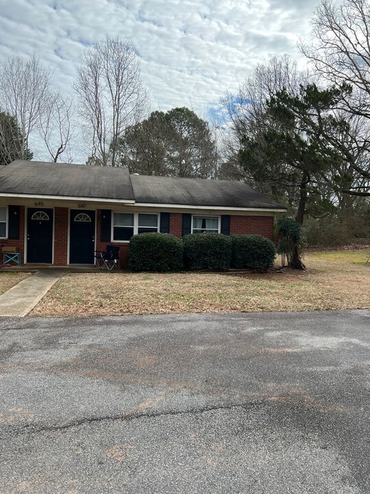 647 Whit Davis Rd in Athens, GA - Building Photo